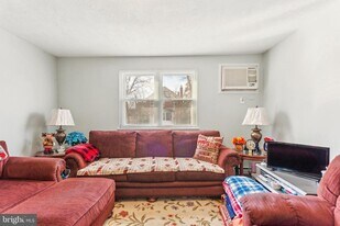 657 Childs Ave, Unit 1st Floor in Drexel Hill, PA - Building Photo