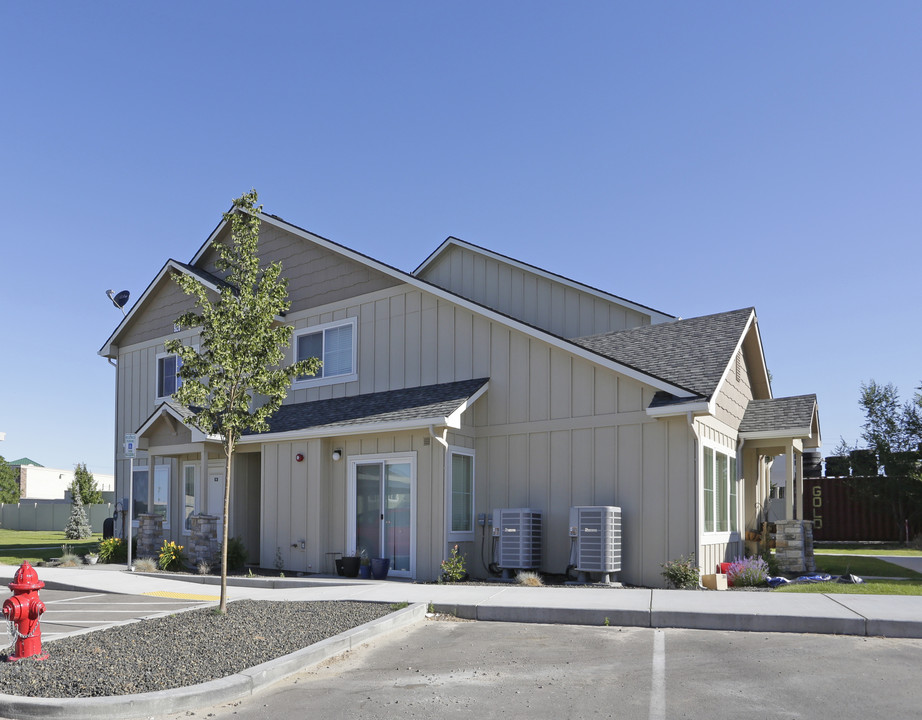 Journey's End Townhomes in Kuna, ID - Building Photo