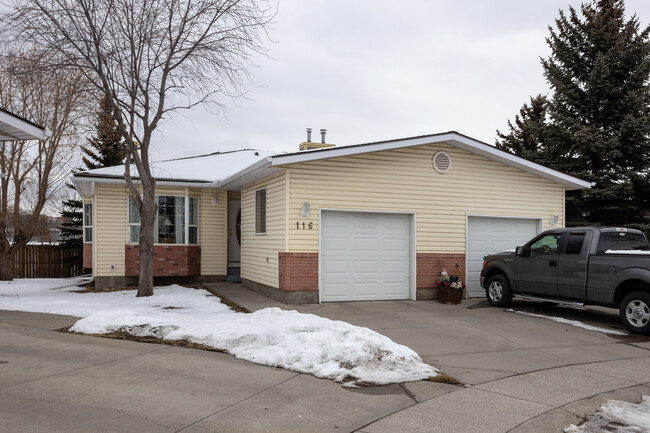 Dovista Court in Calgary, AB - Building Photo - Building Photo