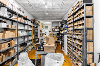 410 Lorimer St in Brooklyn, NY - Building Photo - Interior Photo