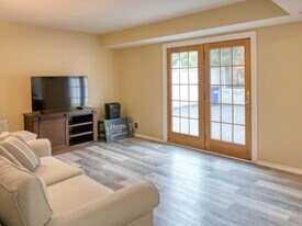 27 Adrienne Pl in Staten Island, NY - Building Photo