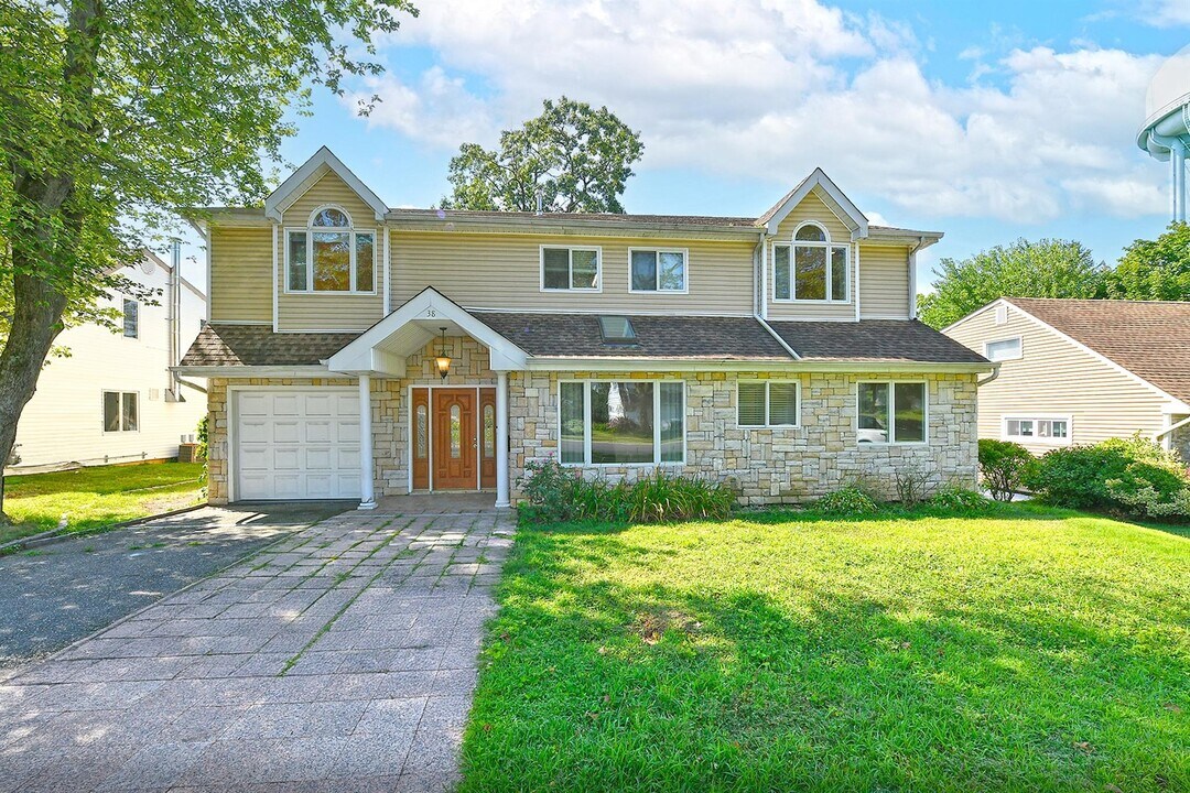 38 Wakefield Ave in Port Washington, NY - Building Photo
