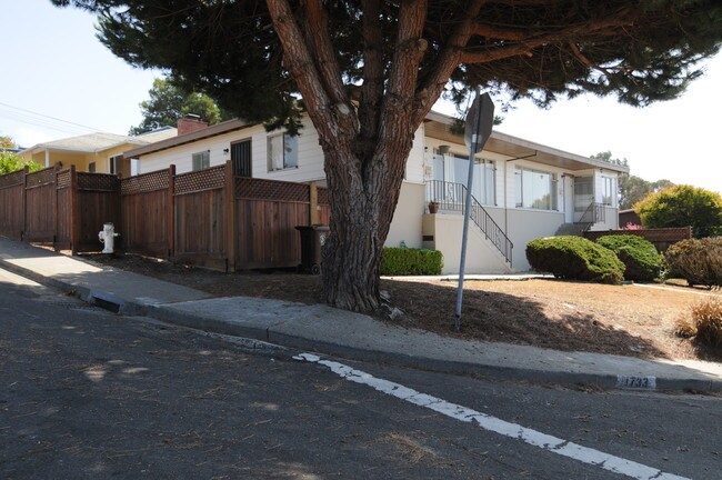 1733-1735 Zinn St in Richmond, CA - Foto de edificio - Building Photo