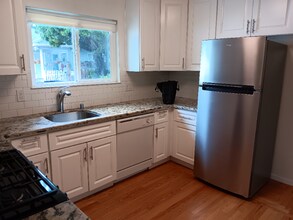 1004 Hudson St in Redwood City, CA - Building Photo - Building Photo