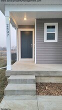 2407 SE Fox Valley Dr in West Des Moines, IA - Foto de edificio - Building Photo