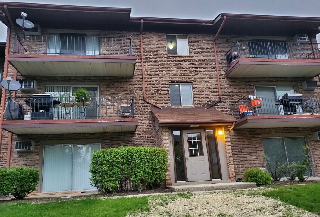 2449 Spring St in Woodridge, IL - Building Photo