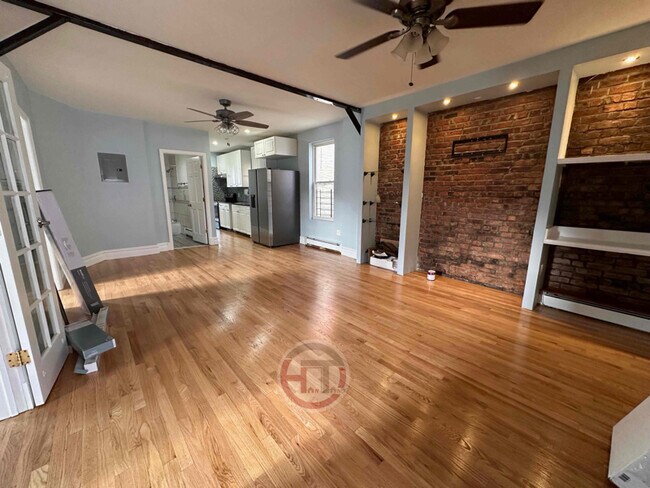437 Bolton Ave, Unit 1 in Bronx, NY - Foto de edificio - Building Photo