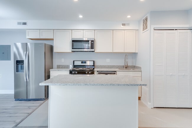 537 Newcomb St SE #201, Unit 4 in Washington, DC - Foto de edificio - Building Photo