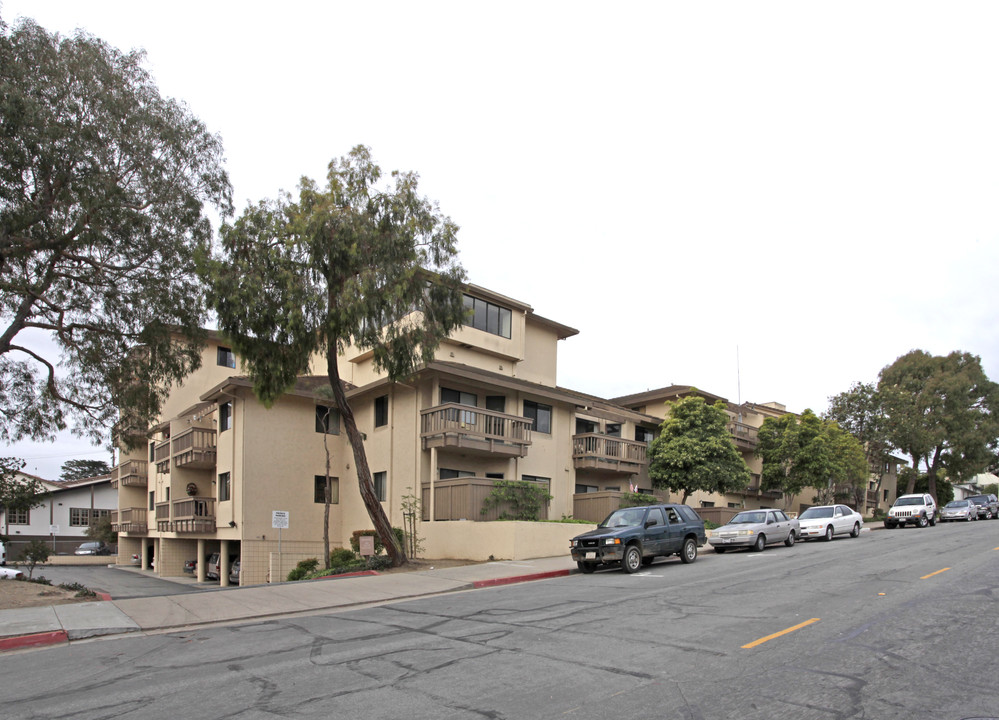 Portola Vista in Monterey, CA - Foto de edificio