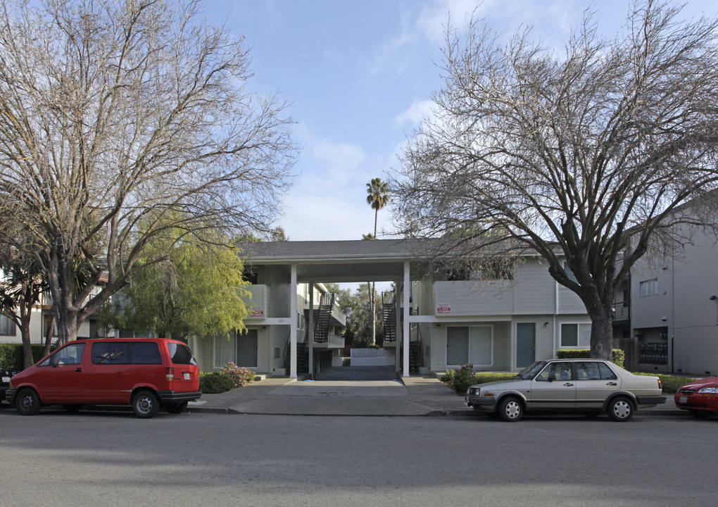 235 E Okeefe St in East Palo Alto, CA - Building Photo