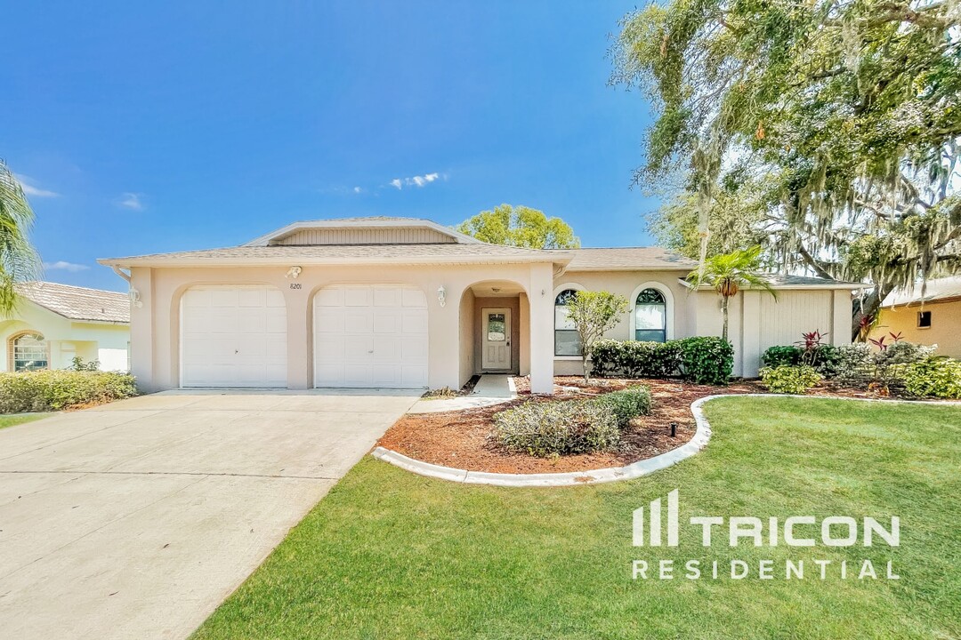 8201 Golden Bear Loop in Port Richey, FL - Building Photo