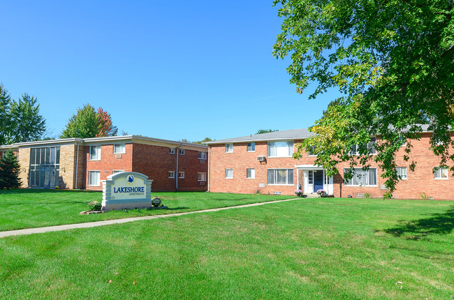 Lakeshore Apartments in St. Clair Shores, MI - Foto de edificio - Building Photo