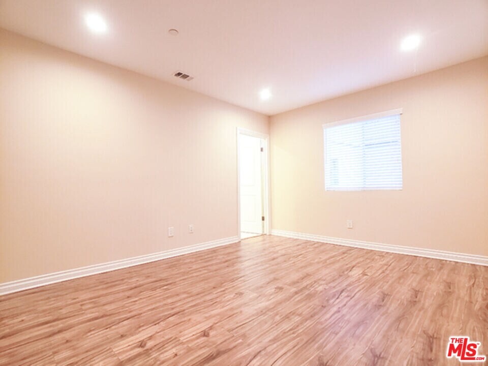 1142 S Mariposa Ave in Los Angeles, CA - Building Photo
