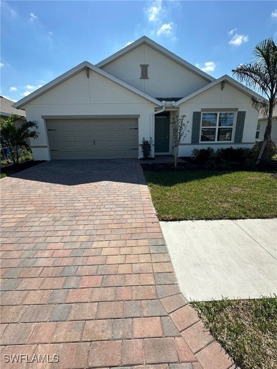 20257 Camino Torcido Lp in North Fort Myers, FL - Building Photo