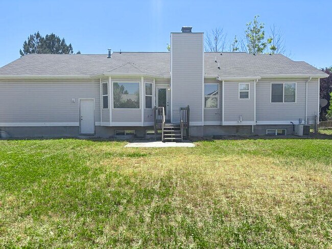 756 Country Club Dr in Stansbury Park, UT - Building Photo - Building Photo