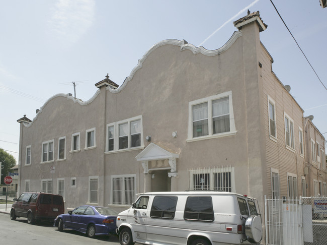 1019 Albany St in Los Angeles, CA - Building Photo - Building Photo