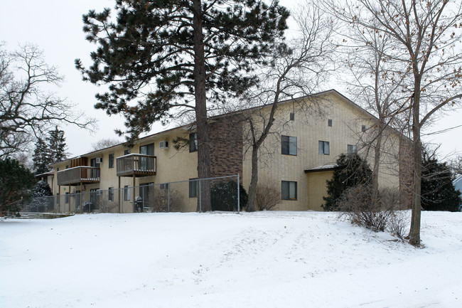 64 Maple Ln in Anoka, MN - Foto de edificio - Building Photo