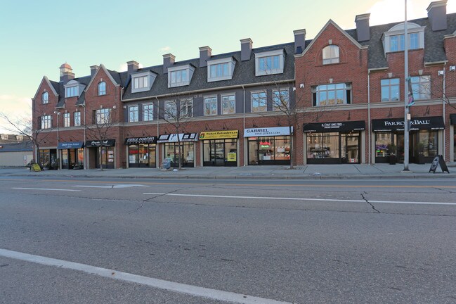 76-94 Lakeshore Rd W in Oakville, ON - Building Photo - Building Photo