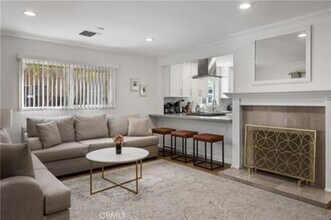 22335 Kittridge St in Los Angeles, CA - Building Photo - Building Photo