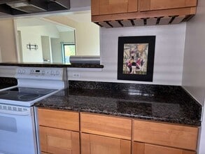 7 Embarcadero W, Unit 306 in Oakland, CA - Building Photo - Building Photo