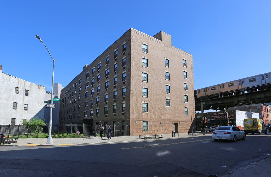 8 Rockaway Ave in Brooklyn, NY - Building Photo