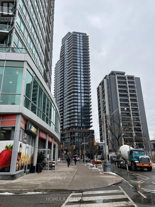 159 Wellesley St E in Toronto, ON - Building Photo
