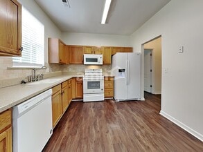 3439 Silverlake Ct in Jamestown, NC - Foto de edificio - Building Photo