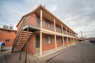 Lakeside Apartments in El Paso, TX - Building Photo - Building Photo