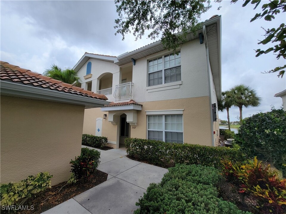 3037 Driftwood Way in Naples, FL - Building Photo