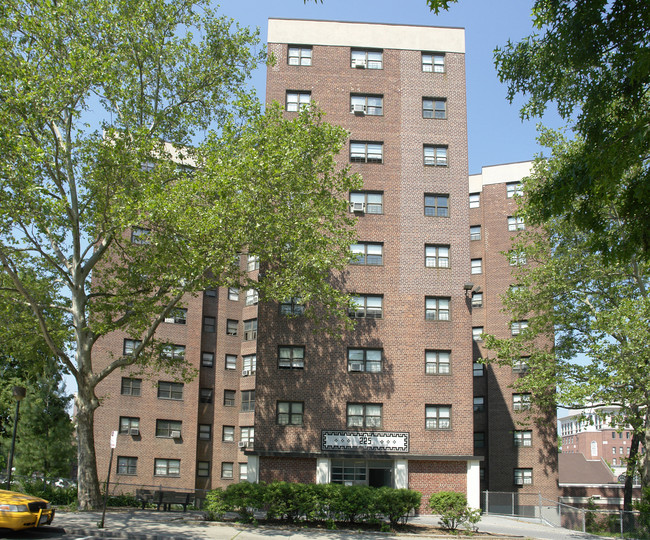 225 Grove St in White Plains, NY - Building Photo - Building Photo