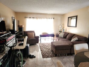 4216 Inverrary Blvd in Lauderhill, FL - Foto de edificio - Building Photo