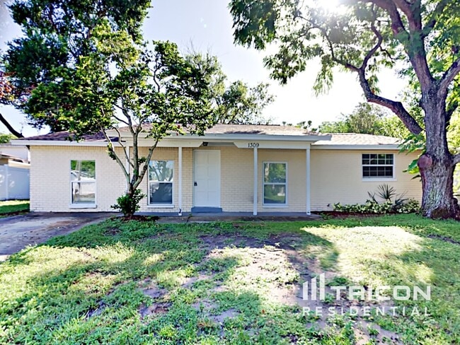1309 Fairwood Ave in Clearwater, FL - Building Photo - Building Photo