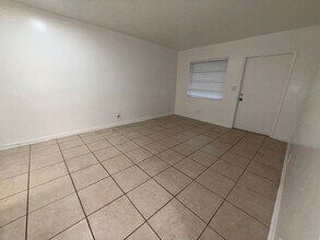 $995 Deposit w/ approved credit on this Great Neighborhood and Location - WASHER and DRYER IN UNIT! in Pompano Beach, FL - Foto de edificio - Building Photo