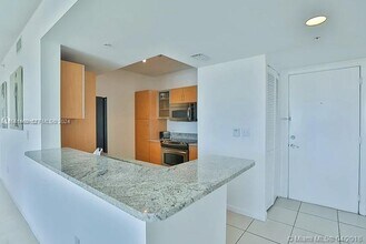 18800 NE 29th Ave, Unit 08 in Miami, FL - Foto de edificio - Building Photo