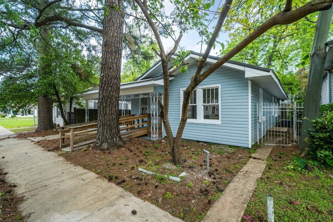 1712 Queen City Ave in Tuscaloosa, AL - Foto de edificio - Building Photo