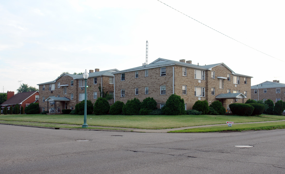 3825 W Tuscarawas St in Canton, OH - Building Photo