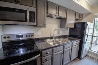 1510 W N Loop Blvd in Austin, TX - Building Photo - Building Photo