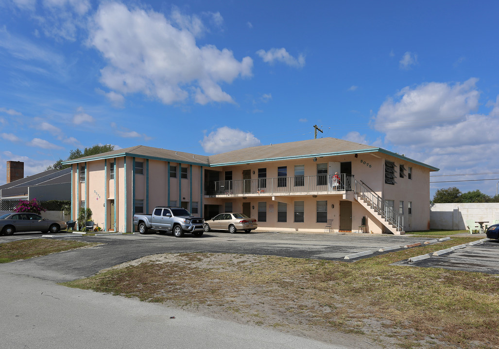 3075 NE 13th Ave in Oakland Park, FL - Building Photo