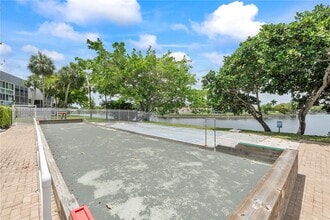9091 Lime Bay Blvd in Tamarac, FL - Building Photo - Building Photo