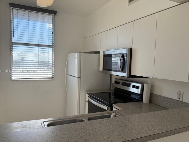 1 Glen Royal Pkwy in Miami, FL - Building Photo - Building Photo