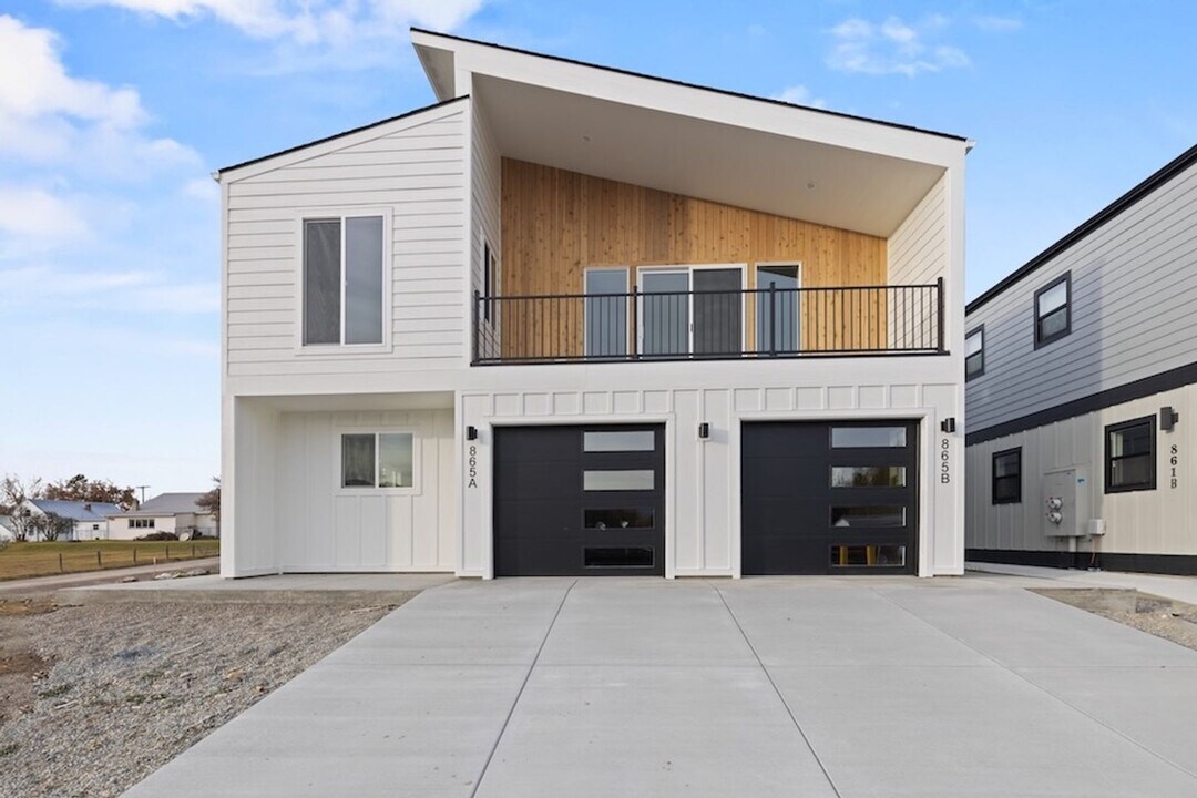 865 9th St W in Kalispell, MT - Foto de edificio