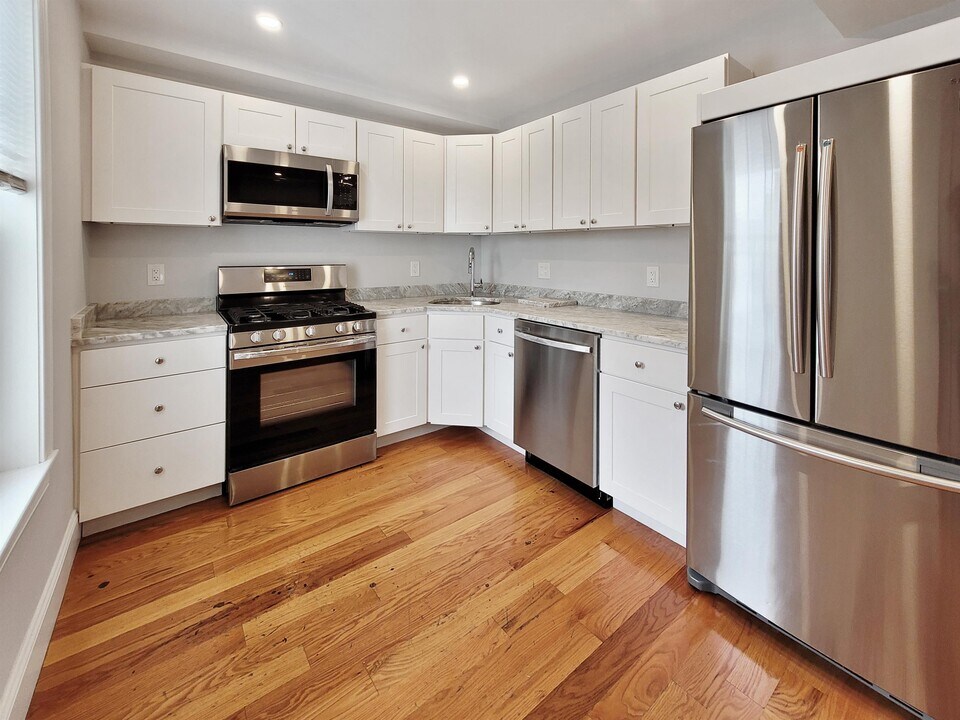 127 Shirley St, Unit 1 in Boston, MA - Building Photo