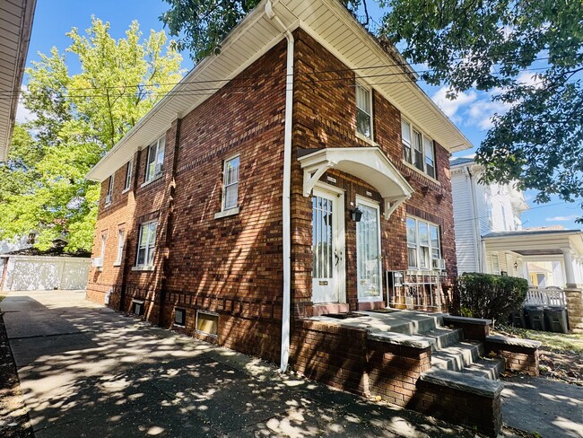 1149 W Monroe St, Unit Lower Level