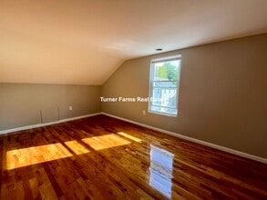 38 Forest St, Unit 2 in Boston, MA - Foto de edificio - Building Photo