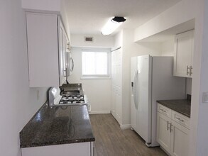 100 E Rhodes Dr in New Smyrna Beach, FL - Building Photo - Building Photo