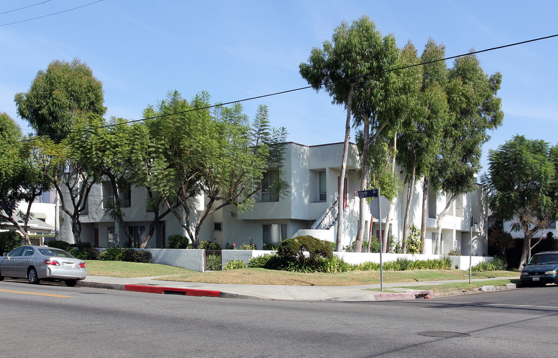 La Hacienda II in Los Angeles, CA - Building Photo