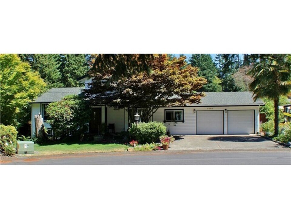 8902 49th St W in University Place, WA - Foto de edificio