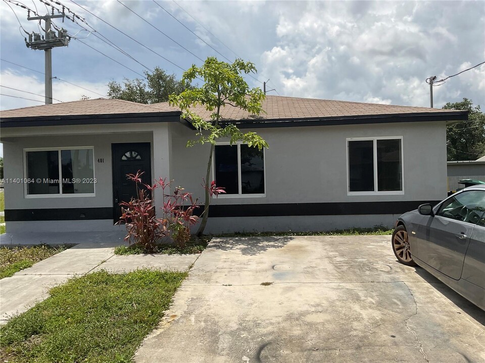 401 NW 3rd Terrace-Unit -2 in Dania Beach, FL - Building Photo