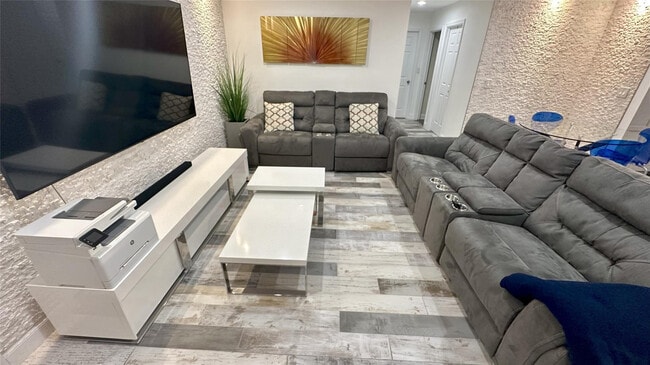 4751 NE 10th Ave in Oakland Park, FL - Building Photo - Building Photo