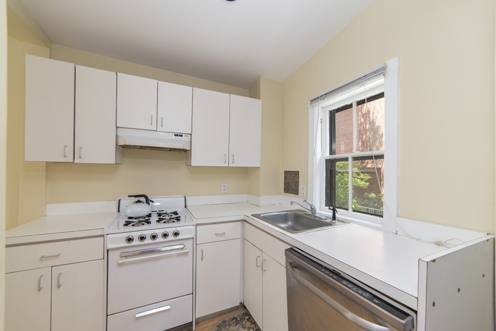 10 1/2 Appian Way, Unit 1 in Cambridge, MA - Building Photo